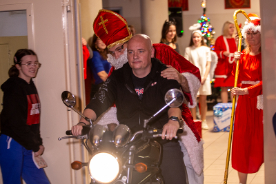 Fotografia: Święty Mikołaj na motocyklu z p. dyrektorem Marcinem Dębskim